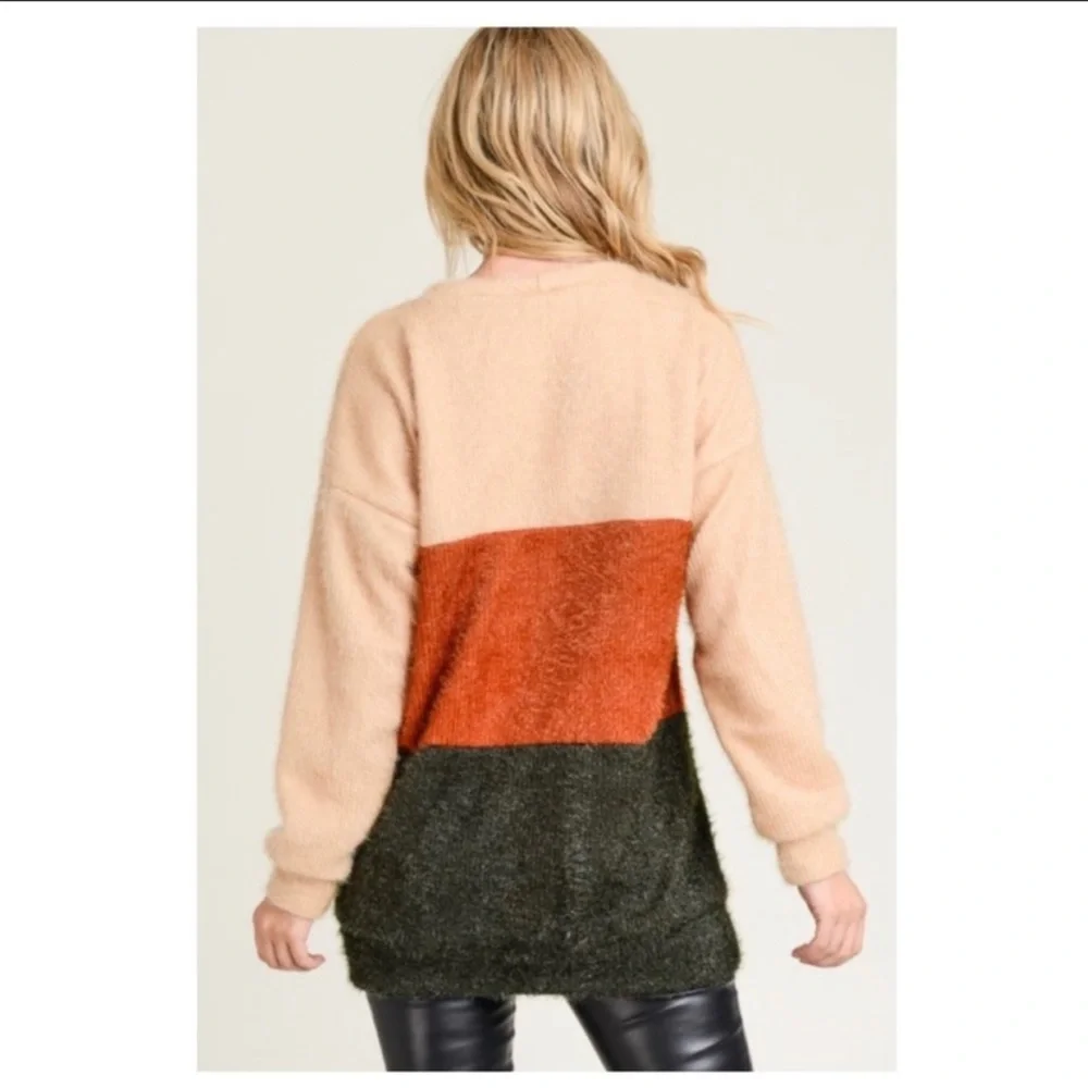 🆕🔥Multicolor Contrast Top with Round Neckline - Picture 5 of 6